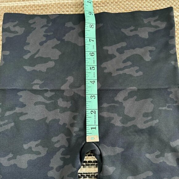 Spanx Look At Me Now Women's Bike Short in Black Camo Pull On Size Medium - Picture 9 of 11